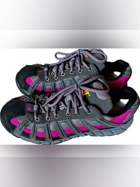CAT slip resistant women’s shoes. Excellent condition. Women’s Size 8